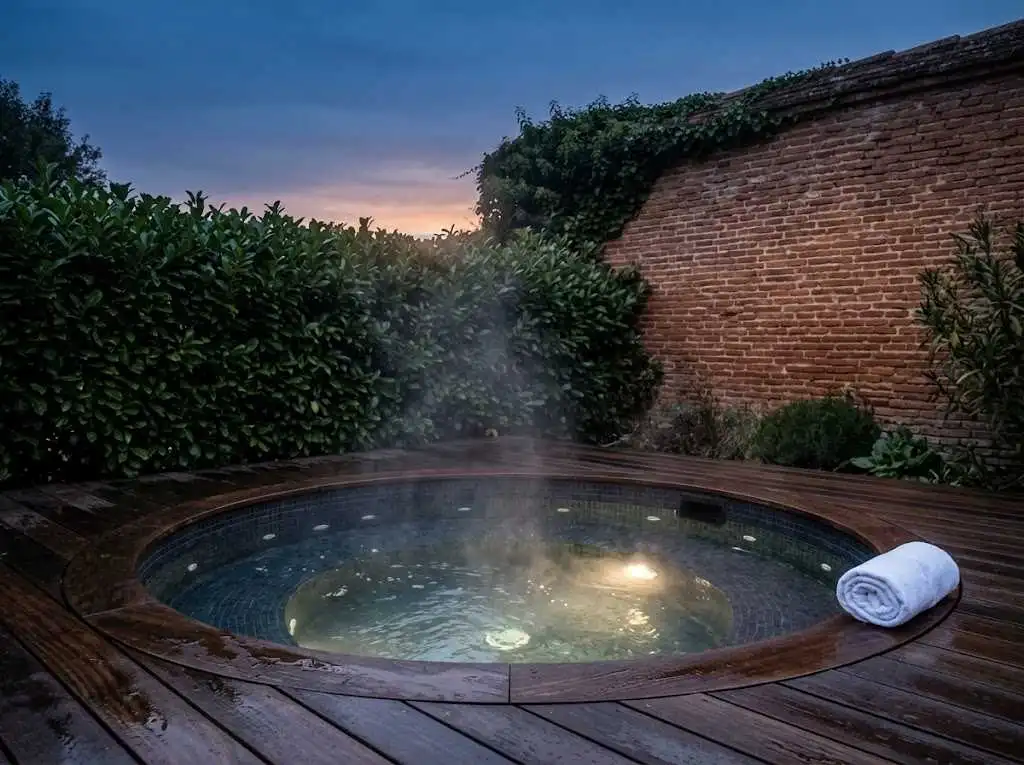 Love room avec jacuzzi privatif à Toulouse